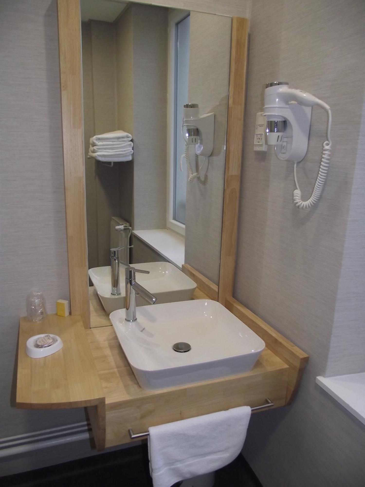 Logis Hotel Des Bourbons Montluçon Zewnętrze zdjęcie